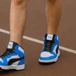 Amazon liquida estas Puma Rebound Jr con 48% de descuento, son unisex y las tallas están volando