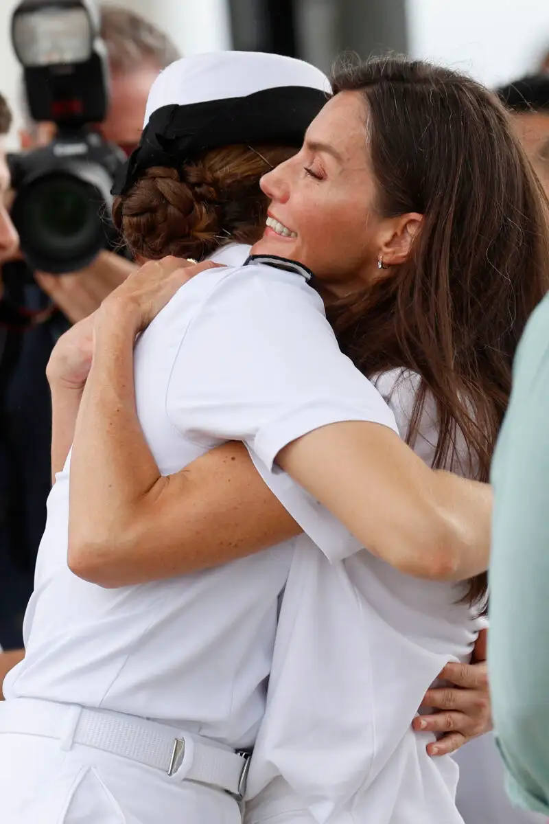 La reina Letizia se reúne con Leonor en una escala del buque Elcano