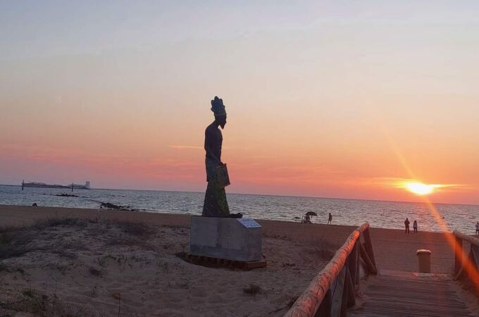 Escultura del dios Melkart en la costa de Cádiz