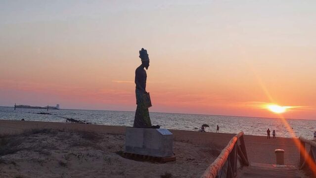 Escultura del dios Melkart en la costa de Cádiz