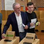 El primer ministro australiano, Anthony Albanese, acude a votar en un colegio electoral de Sidney