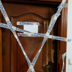 Exterior de la vivienda situada en la octava planta de un edificio en Málaga desde la que un hombre de 82 años se ha precipitado para evitar quemarse