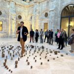 El Monasterio de San Juan de Burgos acoge la muestra 'Escribir la historia. 100 kilos de barro', compuesta por cientos de piezas de barro hechas a mano por el artista Alberto Odériz