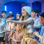Melody interpreta 'Esa Diva' junto a 'Los Chicos del Coro'