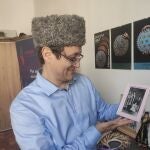 Ajmet Bekir, responsable de los programas del Centro Cultural Tártaro de Crimea en Leópolis, muestra antiguas fotografías durante la entrevista con LA RAZÓN