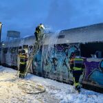 Los bomberos sofocan el incendio que se produjo en un vagón del tren regional entre Valladolid y Puebla de Sanabria