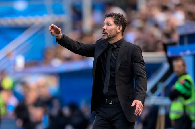 Simeone da indicaciones en la banda de Mendizorroza