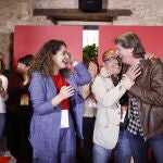 Carlos Martínez felicita a Luis Rey tras reelegido al frente del PSOE de Soria en presencia de Emma López