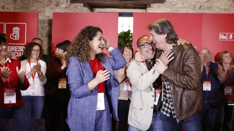 Carlos Martínez felicita a Luis Rey tras reelegido al frente del PSOE de Soria en presencia de Emma López