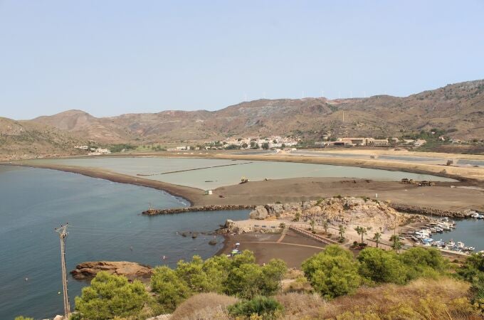 Organizaciones vecinales y ecologistas rechazan el sellado total de la Bahía de Portmán propuesto por el Miteco