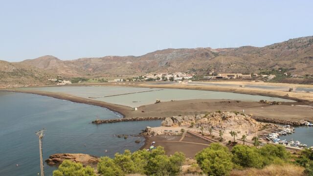 Organizaciones vecinales y ecologistas rechazan el sellado total de la Bahía de Portmán propuesto por el Miteco