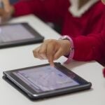 Unos escolares consultan una tableta