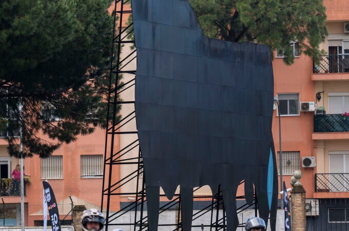  Tras haber alcanzado las figuras del toro de Osborne situadas en España, México y Dinamarca, Julio Álamo (i) inicia la tercera y última etapa del reto este sábado desde El Puerto de Santa María y con destino Japón