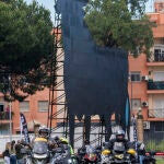  Tras haber alcanzado las figuras del toro de Osborne situadas en España, México y Dinamarca, Julio Álamo (i) inicia la tercera y última etapa del reto este sábado desde El Puerto de Santa María y con destino Japón