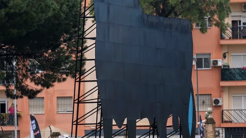 Tras haber alcanzado las figuras del toro de Osborne situadas en España, México y Dinamarca, Julio Álamo (i) inicia la tercera y última etapa del reto este sábado desde El Puerto de Santa María y con destino Japón