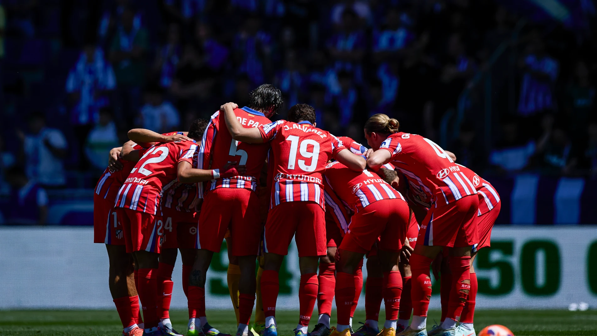 Players of Atletico de Madrid huddle prior to the LaLiga EA Sports match between Deportivo Alaves and Atletico de Madrid at Mendizorrotza on May 3, 2025, in Vitoria, Spain. AFP7 03/05/2025 ONLY FOR USE IN SPAIN