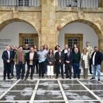 La presidenta del PP de Málaga, Patricia Navarro, junto al alcalde de Cortes de la Frontera, José Antonio Zurera, y su equipo de Gobierno