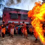 Devotos hindúes rezan en el templo de Shiva