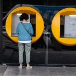 Una mujer saca dinero de un cajero en Madrid, el día después del apagón 