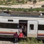 Un tren estacionado en mitad de la vía debido al apagón en la ciudad de Albacete, a 28 de abril de 2025, en Albacete, Castilla-La Mancha (España).