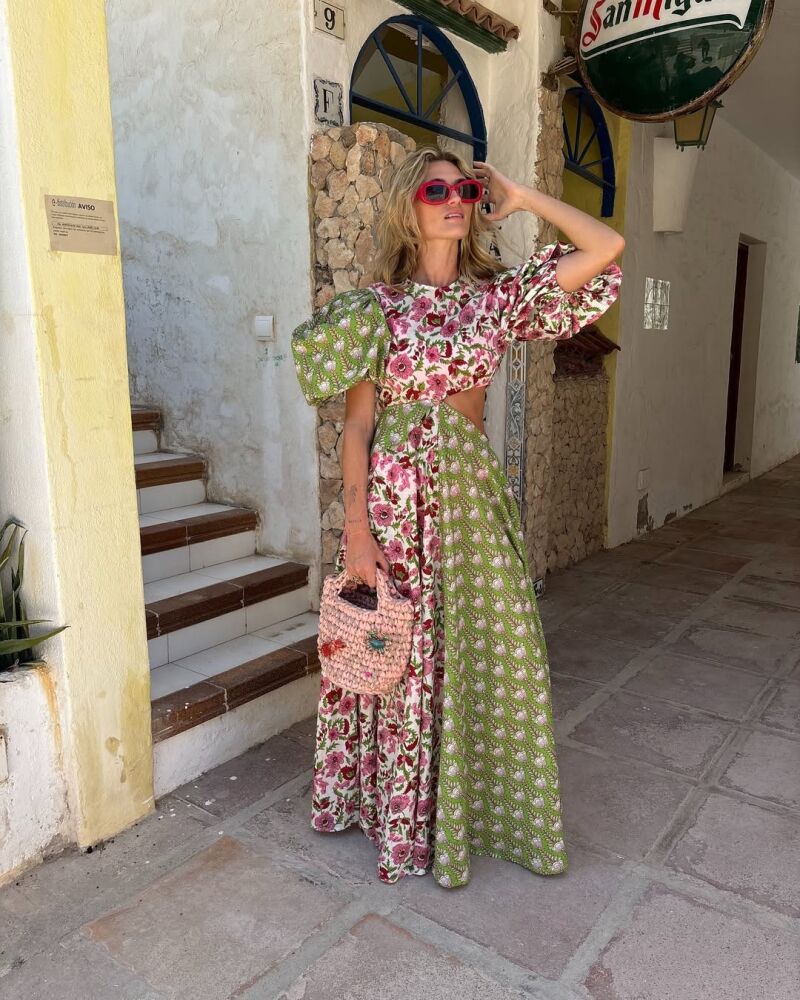 Influencer con vestido bohemio.