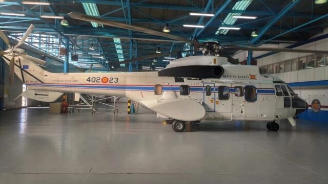 Helicóptero del 402 Escuadrón en un hangar de la base aérea de Cuatro Vientos