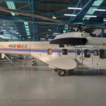 Helicóptero del 402 Escuadrón en un hangar de la base aérea de Cuatro Vientos