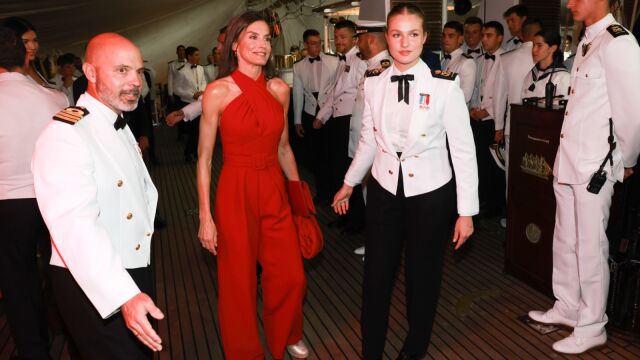 La Reina y la Princesa, a bordo del "Elcano" durante la recepción en Panamá