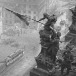 Un soldado soviético coloca la bandera roja sobre el Reichstag en Berlín el 2 de mayo de 1945