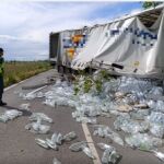 El camión volcado y las gaseosas en la calzada
