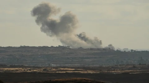 Columnas de humo sobre la franja de Gaza vistas desde el sur de Israel