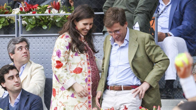 El look de embarazada de Teresa Urquijo en el tenis.