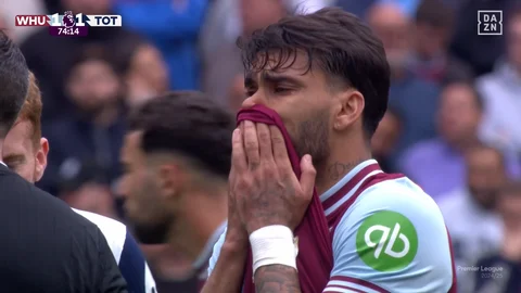 Lucas Paquetá, del West Ham, rompe a llorar tras ser amonestado con una tarjeta amarilla