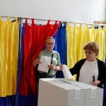 Una pareja rumana acude a votar a un colegio electoral de Bucarest
