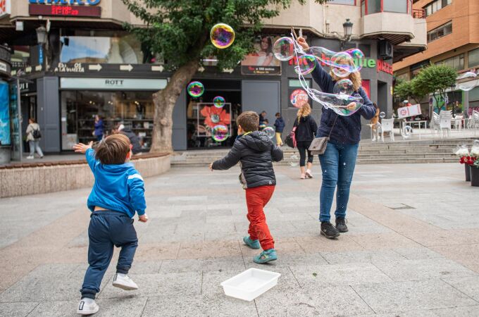 Más de la mitad de madres de familias numerosas se han sentido discriminadas por tener más hijos, según una encuesta