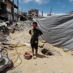 Un niño palestino en una zona de Gaza atacada por Israel