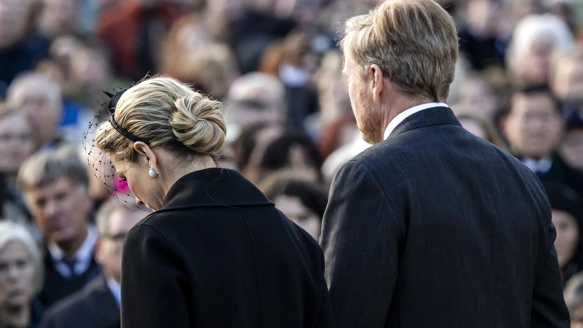 Amsterdam (Netherlands), 04/05/2025.- Netherlands Royal couple, King Willem-Alexander and Queen Maxima during the National Remembrance Day on Dam Square, in Amsterdam, the Netherlands, 04 May 2025. The national commemoration honors victims of World War II in Europe and Southeast Asia, as well as those who died in subsequent war situations and peace operations involving the Netherlands. (Países Bajos; Holanda) EFE/EPA/REMKO DE WAAL