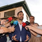 El portavoz del Grupo Municipal del Partido Popular del Ayuntamiento de León, David Fernández, atiende a la prensa