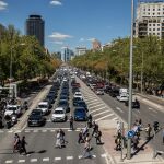 Apagón.- Ecologistas defienden 'la ciudad de los 15 minutos' tras las imágenes de caminatas y parques y terrazas llenos