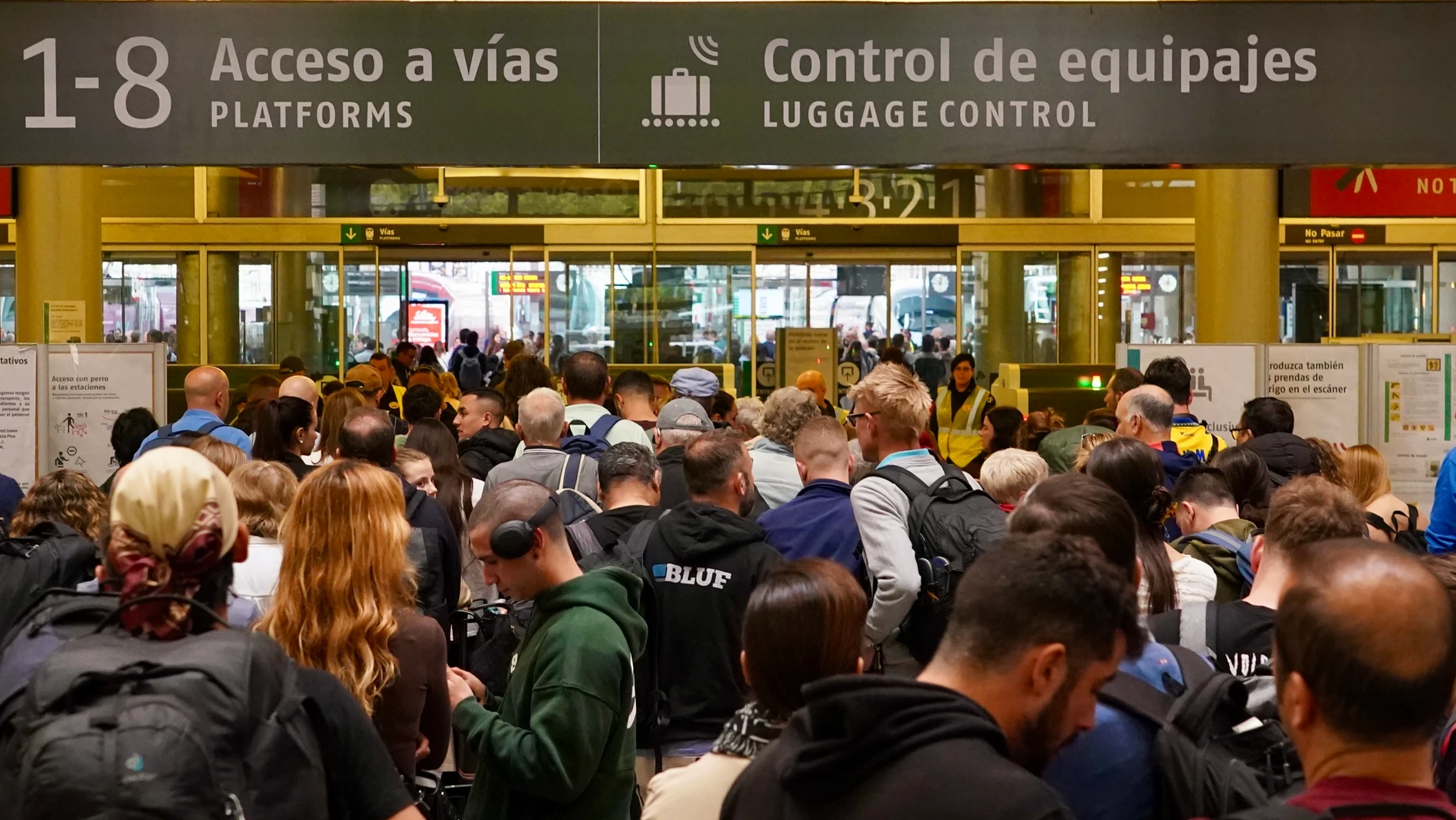 Caos de viajeros en la estación de María Zambrano debido al retraso por el robo de cables de trenes. A 05 de mayo de 2025, en Málaga (Andalucía, España). La circulación desde Madrid a Andalucía se reanudará progresivamente a partir de las 9.30 horas de este lunes, después de que este domingo se produjera el robo de cable en distintos puntos de la línea de alta velocidad que une la capital madrileña con la hispalense, ha informado Adif. 05 MAYO 2025 Álex Zea / Europa Press 05/05/2025
