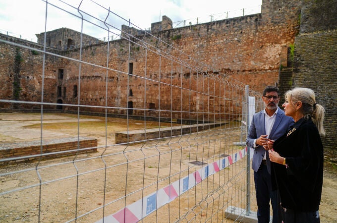 La consejera de Cultura y Deporte, Patricia del Pozo (d) y el alcalde de Niebla, Joaquín Molina (i) durante la visita a las obras del castillo de Niebla