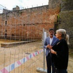La consejera de Cultura y Deporte, Patricia del Pozo (d) y el alcalde de Niebla, Joaquín Molina (i) durante la visita a las obras del castillo de Niebla