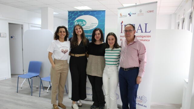 De izquierda a derecha: Elena Navarro Matías, Andrea Domínguez Martín, Nuria Suárez Moreno, Silvia Arroyo Romero y Manuel A. Gómez-Marcos, en la Unidad de Investigación de Atención Primara de Salamanca