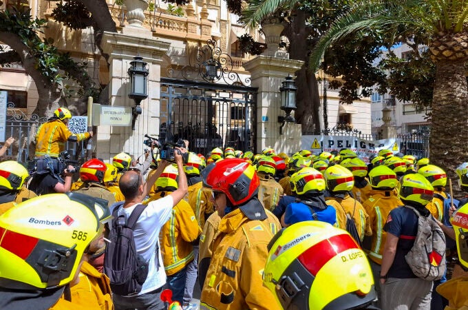 Bomberos se manifiestan ante la Diputación de Alicante e intentan entrar en el edificio