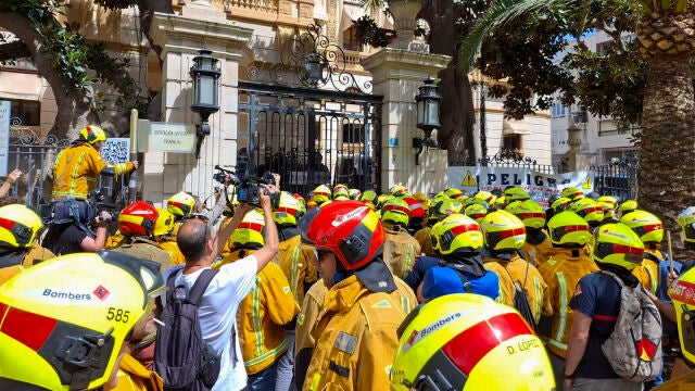 Bomberos se manifiestan ante la Diputación de Alicante e intentan entrar en el edificio