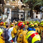 Bomberos se manifiestan ante la Diputación de Alicante e intentan entrar en el edificio