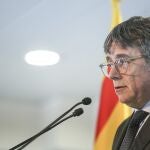 BRUSELAS, 17/01/2025.- El presidente de JxCat, Carles Puigdemont, durante la rueda de prensa celebrada esta mañana en Bruselas para anunciar la suspensión de toda negociación con el PSOE por cuestiones sectoriales, incluidos los Presupuestos Generales del Estado. En su comparecencia, Puigdemont también ha exigido a los socialistas una reunión urgente en Suiza. EFE/Pablo Garrigós