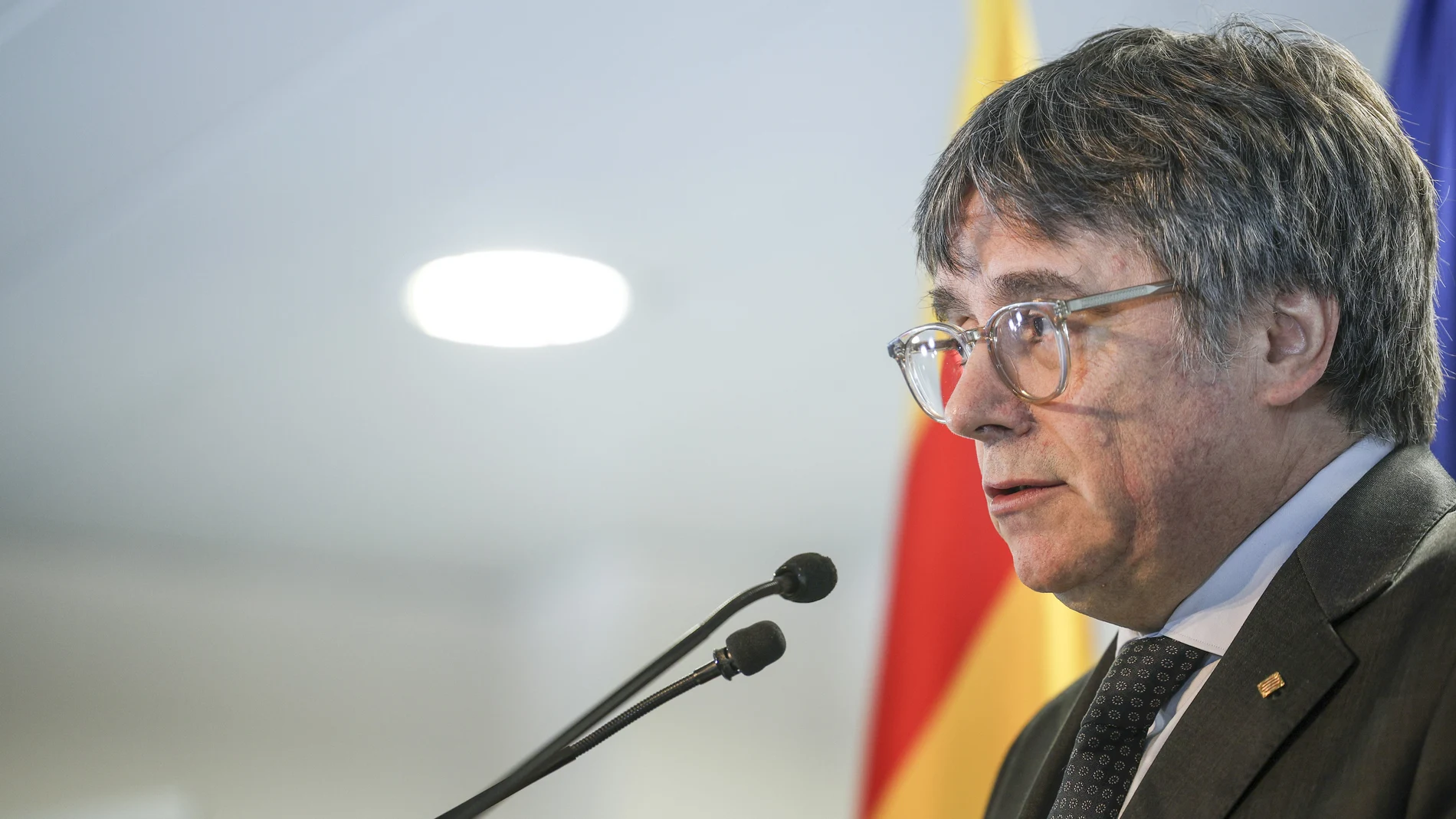 BRUSELAS, 17/01/2025.- El presidente de JxCat, Carles Puigdemont, durante la rueda de prensa celebrada esta mañana en Bruselas para anunciar la suspensión de toda negociación con el PSOE por cuestiones sectoriales, incluidos los Presupuestos Generales del Estado. En su comparecencia, Puigdemont también ha exigido a los socialistas una reunión urgente en Suiza. EFE/Pablo Garrigós