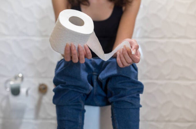 Un experto revela que un hábito común relacionado con el uso del baño es particularmente malo para la salud