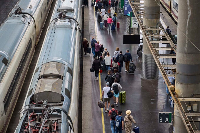 Viajeros afectados se agolpan ante los accesos de la Estación de Tren de Atocha